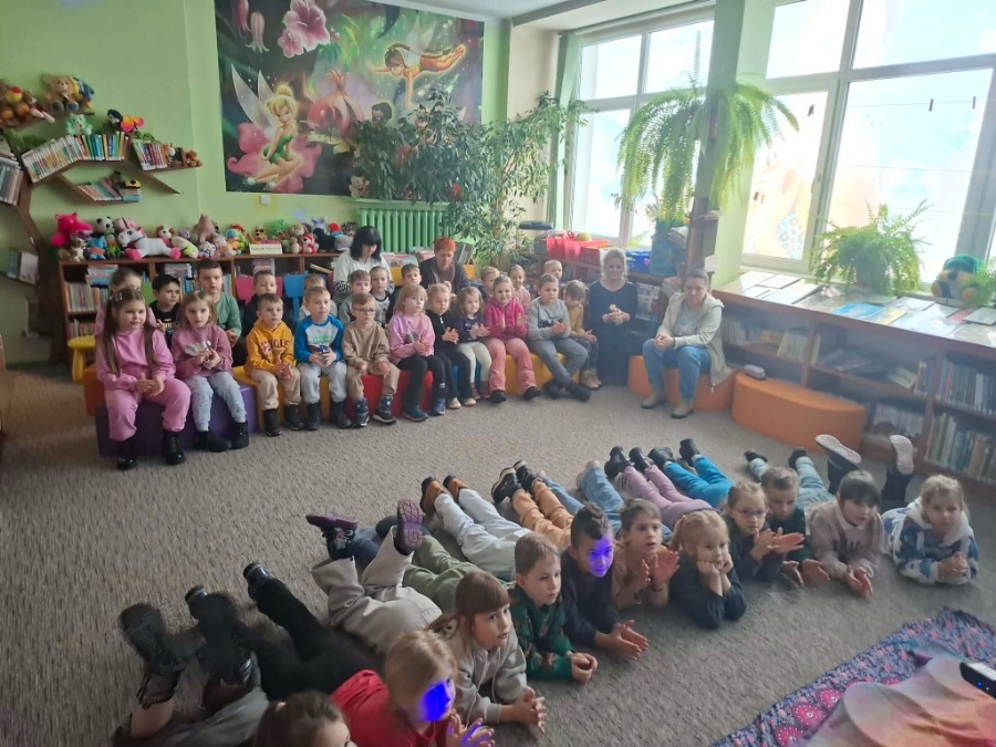 Zdjęcie do "Lawendowe Studio" w Miejskiej i Gminnej Bibliotece Publicznej im. Ziemowita Skibińskiego w Poddębicach - 5-6 latki, 6 latki "A", 6 latki "B" z ul. Miłej